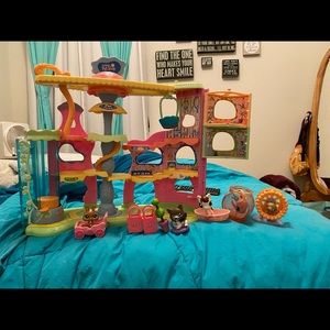 Littlest Pet Shop Round and Round Pet Town